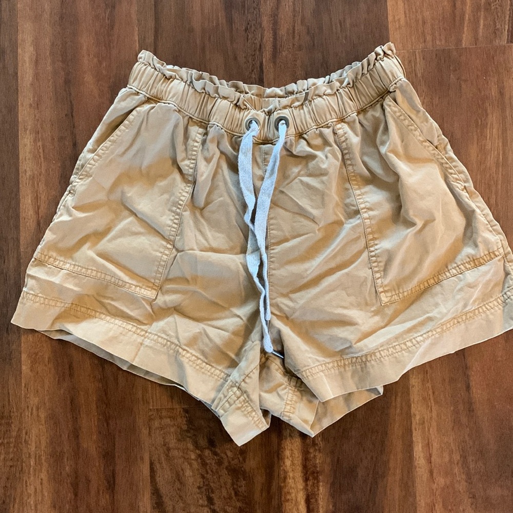 Aerie women’s high waisted shorts, size medium. (Flaw)